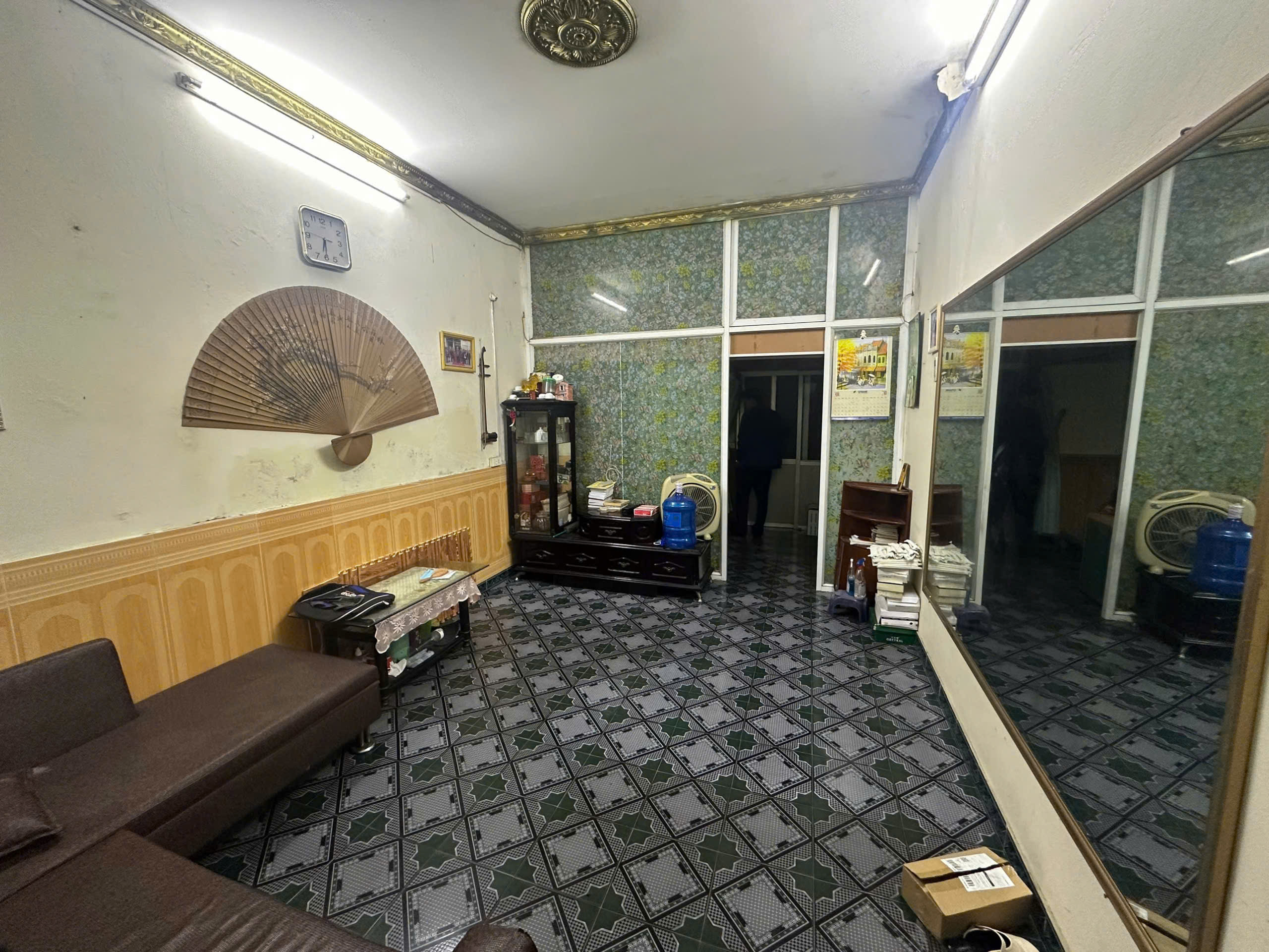Cho thuê căn hộ Tập thể tầng 2 ngõ 133 Nguyễn Trãi, 120m2, 3 ngủ, 2 vệ sinh, 8tr5 ở gđ, nhóm - Ảnh chính